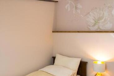بنسيون стаи за гости в ритрийт център светлина мир любов Guest Rooms In Light Peace Love Center