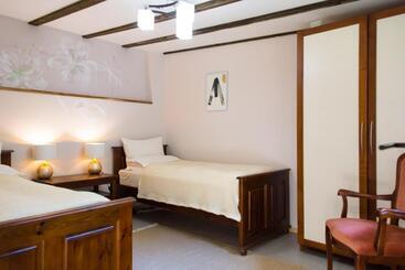 بنسيون стаи за гости в ритрийт център светлина мир любов Guest Rooms In Light Peace Love Center