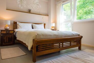بنسيون стаи за гости в ритрийт център светлина мир любов Guest Rooms In Light Peace Love Center
