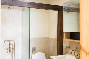 بنسيون стаи за гости в ритрийт център светлина мир любов Guest Rooms In Light Peace Love Center