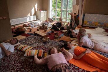 بنسيون стаи за гости в ритрийт център светлина мир любов Guest Rooms In Light Peace Love Center