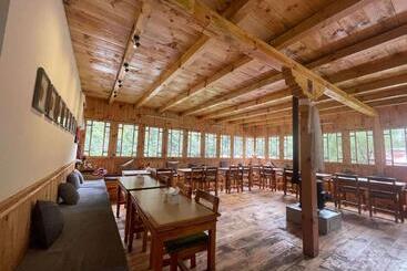 هتل Kongde Peak Guest House