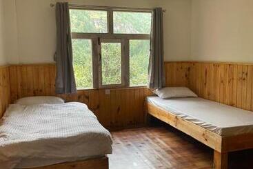 هتل Kongde Peak Guest House