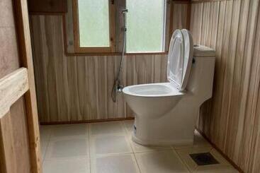 هتل Kongde Peak Guest House
