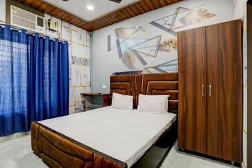 هتل Rishu Homestay    Lpu Law Gate    For Students, Couples, Parents, Family And Travellers