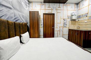 هتل Rishu Homestay    Lpu Law Gate    For Students, Couples, Parents, Family And Travellers