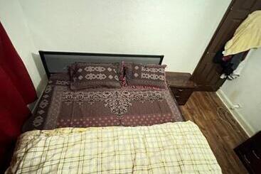پانسیون Double Bed Big Tidy Room With All Indeed Stuff