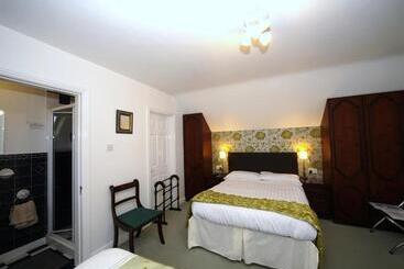 تختخواب و صبحانه Launard House
