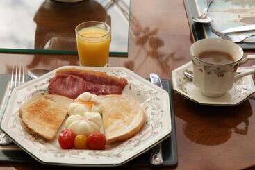 تختخواب و صبحانه Launard House
