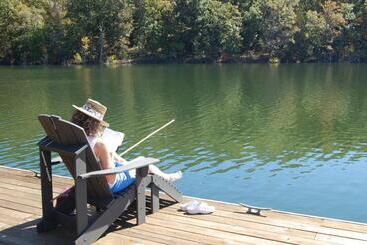 בית מלון כפרי Beaver Lakefront Cabins   Couples Only Getaways