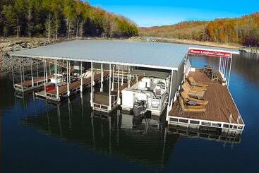 בית מלון כפרי Beaver Lakefront Cabins   Couples Only Getaways