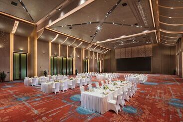 هتل Hilton Jiuzhaigou Resort