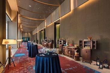 هتل Hilton Jiuzhaigou Resort