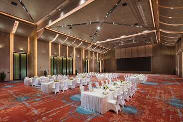هتل Hilton Jiuzhaigou Resort