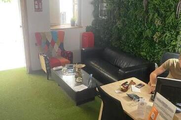 هتل Hostal The Monkey Room