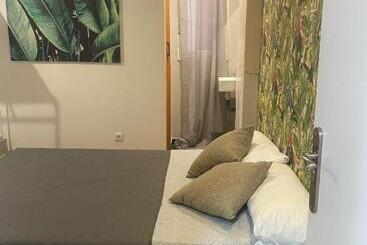 هتل Hostal The Monkey Room