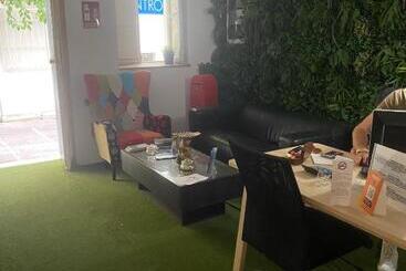 هتل Hostal The Monkey Room