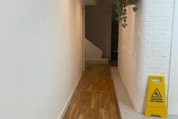 هتل Hostal The Monkey Room