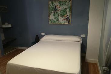 هتل Hostal The Monkey Room