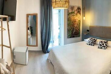 هتل Hostal The Monkey Room