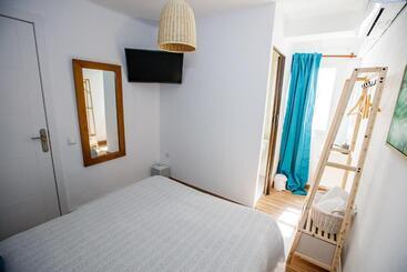 هتل Hostal The Monkey Room
