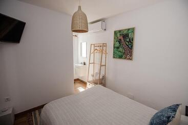 هتل Hostal The Monkey Room