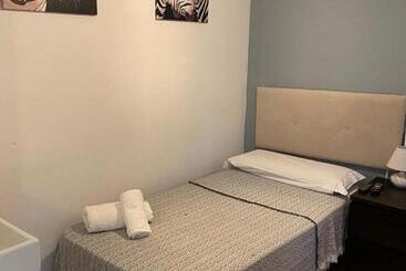 هتل Hostal The Monkey Room