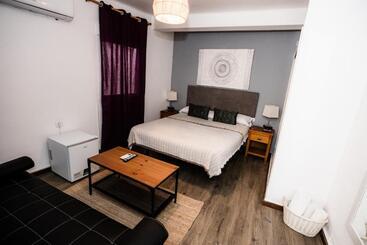 هتل Hostal The Monkey Room