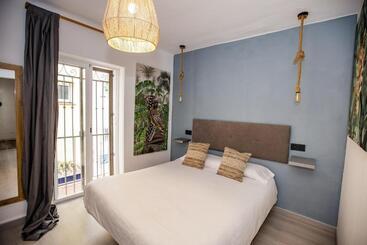 هتل Hostal The Monkey Room