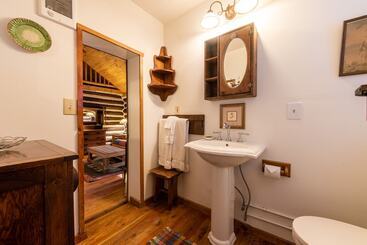 هتل Pioneer Guest Cabins