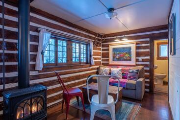 هتل Pioneer Guest Cabins