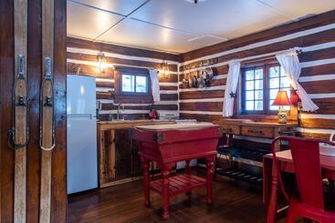 هتل Pioneer Guest Cabins