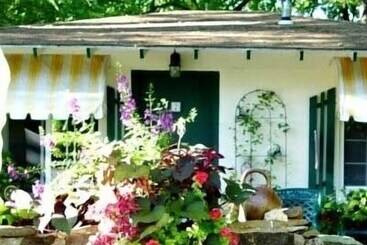 هتل Sherwood Court Cottages & Guest Rooms