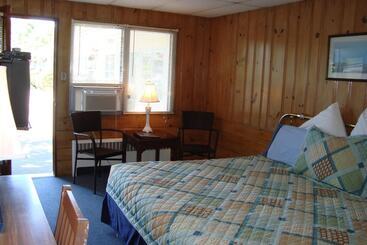 Town & Beach Motel