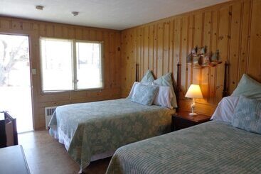 Town & Beach Motel