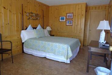 Town & Beach Motel