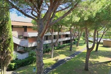 Apartment 3 Beds In Residence With Swimming Pool Bed And Bath Linen Included