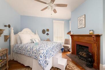 تختخواب و صبحانه Savannah Suite