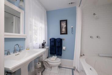 تختخواب و صبحانه Savannah Suite