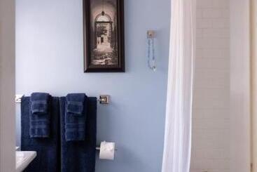 تختخواب و صبحانه Savannah Suite