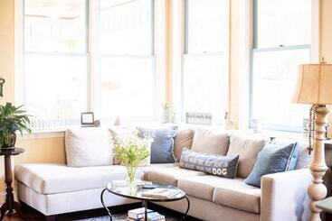 تختخواب و صبحانه Savannah Suite