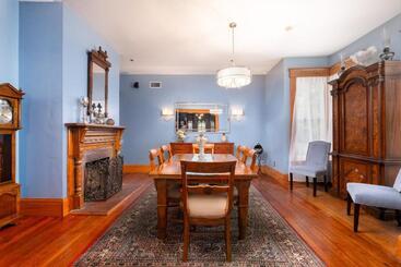 تختخواب و صبحانه Savannah Suite