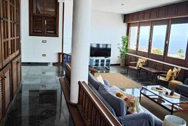 تختخواب و صبحانه Villa Gonzalez Sea Views