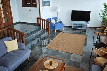 تختخواب و صبحانه Villa Gonzalez Sea Views