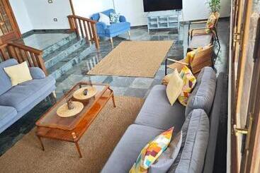 تختخواب و صبحانه Villa Gonzalez Sea Views