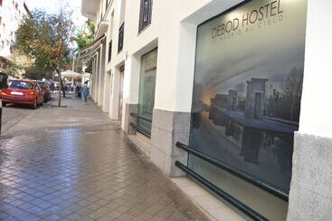 هتل کپسول Debod Hostel
