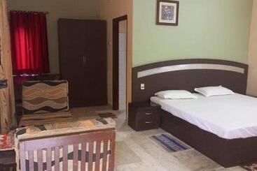 هتل Madhur Residency