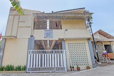 בית מלון כפרי Oyo 93034 Ayri Home