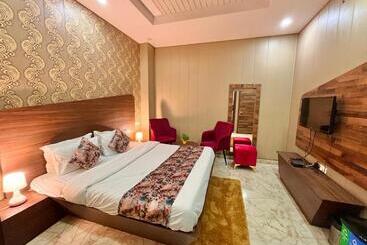 هتل The Pearl, Zirakpur   A Luxury Family