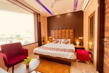 هتل The Pearl, Zirakpur   A Luxury Family